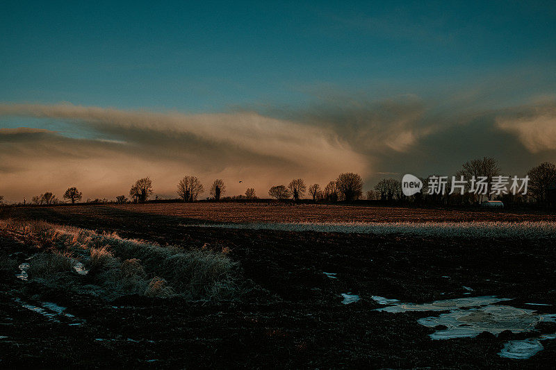 太阳在结霜的田野上落下/升起